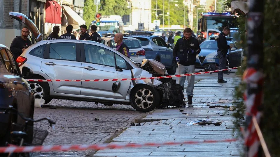 Drama u Modeni: Četvorica Građana Savladala Vozača Sa Nožem Nakon Što Je Auto Uleteo Među Pešake