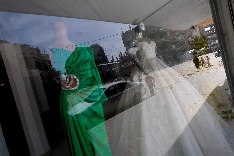 U Ratom Pogođenoj Gazi Neveste Spašavaju Tradiciju Renoviranim Venčanicama
