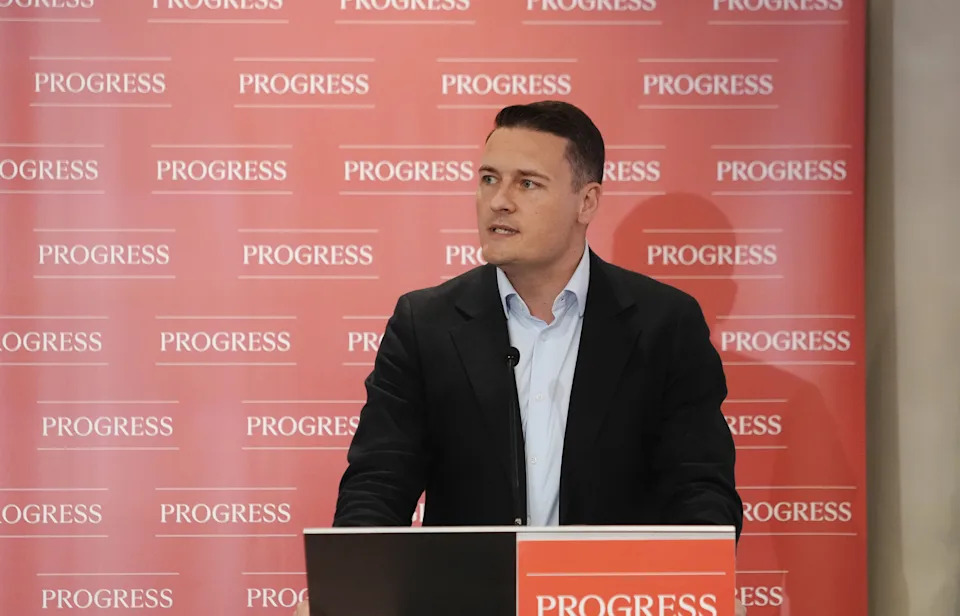 Haos u Laburu: Starmer Preuzima Krivicu, Burnham Kreće u Makerfield — Liderstvo Pod Upitnikom