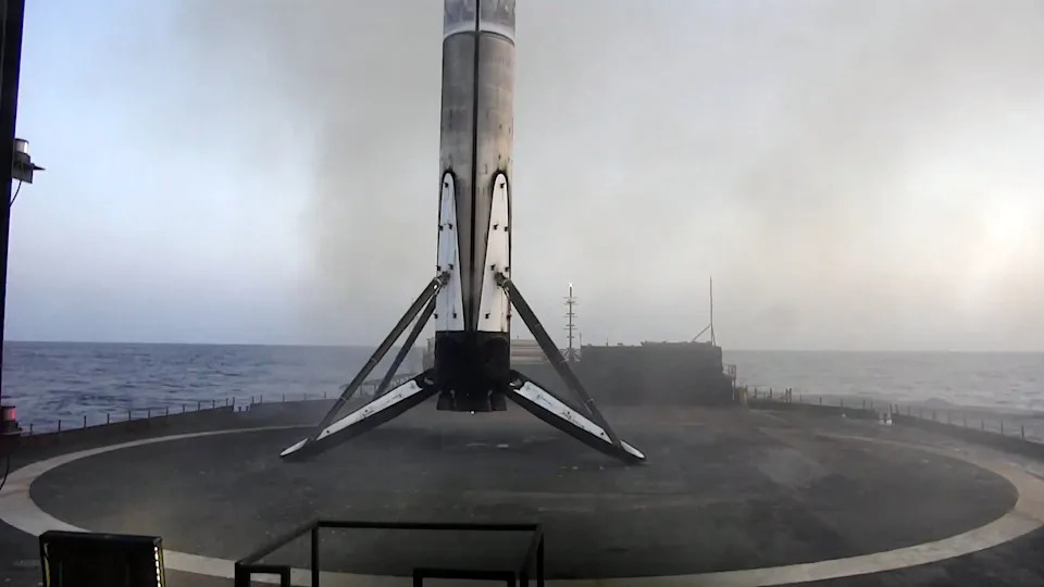 SpaceX Lansirao 24 Nova Starlink Satelita Iz Kalifornije — Potisnik B1103 Uspešno Se Vratio