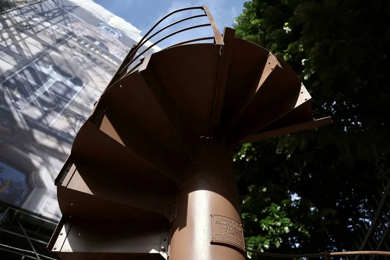 Piece of History: 14-Step Section of Eiffel Tower Staircase Sells for €450,160 in Paris