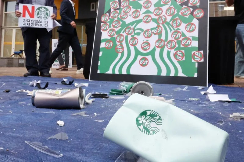 Južnokorejsko ministarstvo ukida Starbucks vaučere posle afere „Tank Day“ — direktor smenjen, protesti i pozivi na bojkot