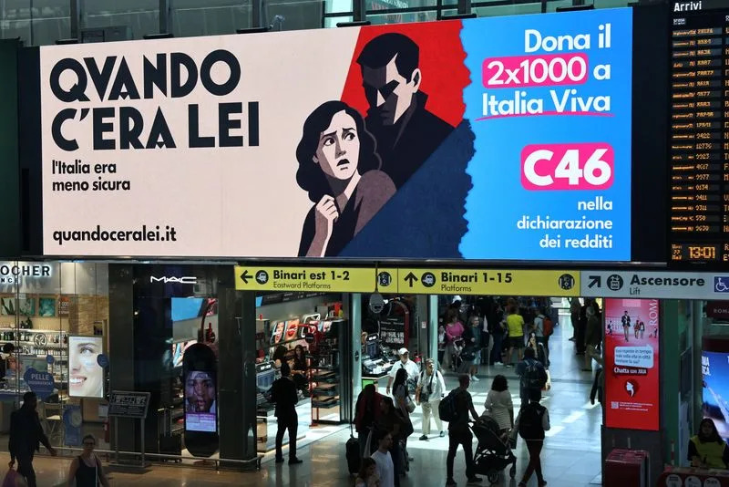Plakati u stilu Musolinija protiv Meloni izazvali političku buru — šta stoji iza kampanje Italia Viva?