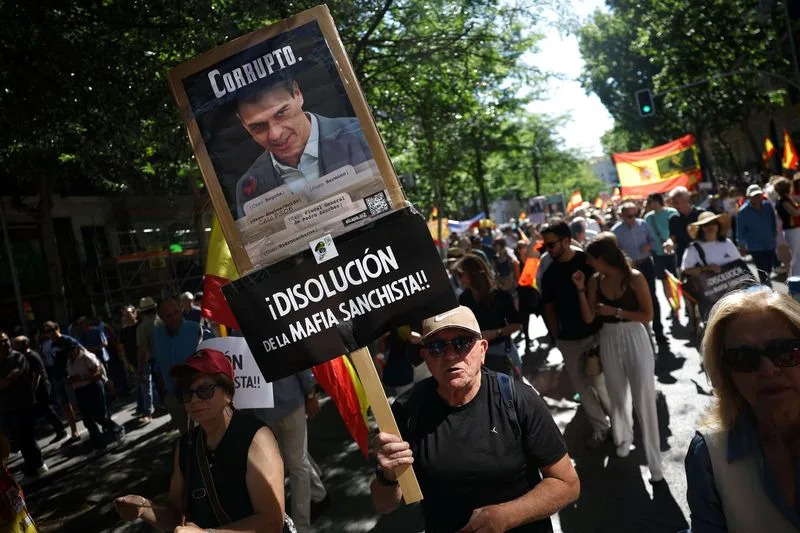 Desetine hiljada marširalo kroz Madrid tražeći ostavku Pedra Sancheza; sedam policajaca povređeno