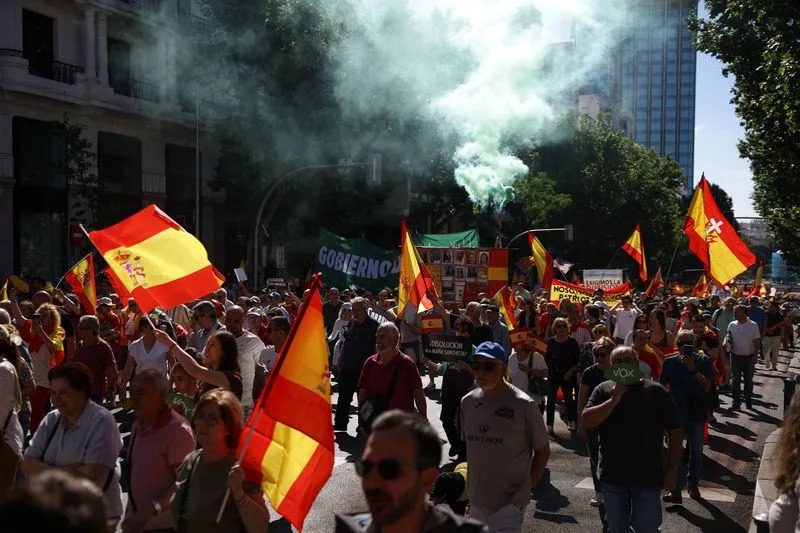 Desetine hiljada marširalo kroz Madrid tražeći ostavku Pedra Sancheza; sedam policajaca povređeno