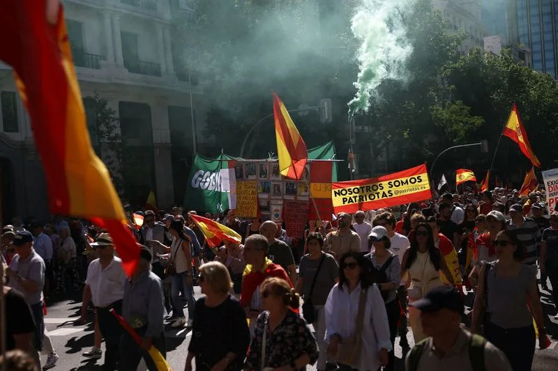 Desetine hiljada marširalo kroz Madrid tražeći ostavku Pedra Sancheza; sedam policajaca povređeno