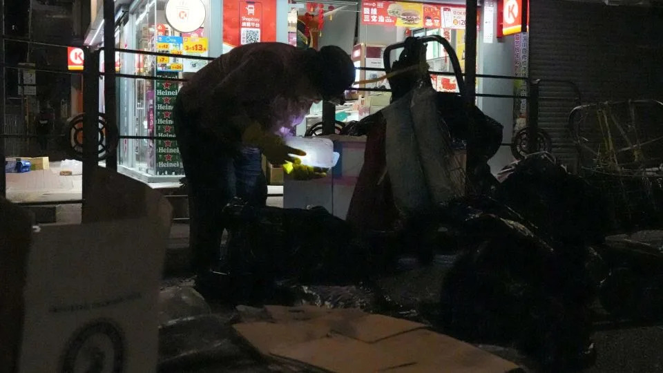 In Hong Kong’s Shadows: How ‘Cardboard Grannies’ Scavenge to Survive
