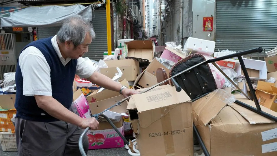 In Hong Kong’s Shadows: How ‘Cardboard Grannies’ Scavenge to Survive