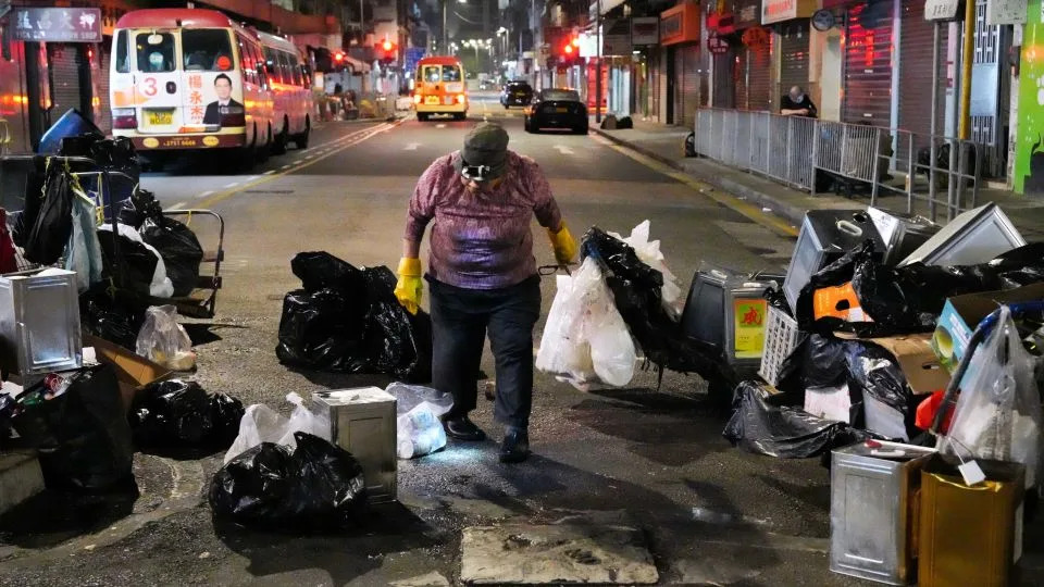 In Hong Kong’s Shadows: How ‘Cardboard Grannies’ Scavenge to Survive
