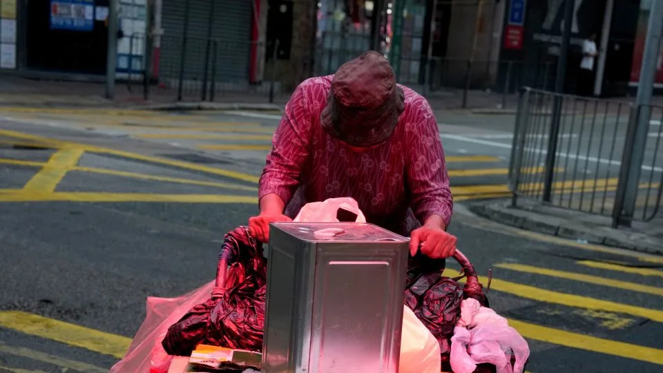In Hong Kong’s Shadows: How ‘Cardboard Grannies’ Scavenge to Survive