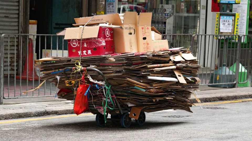 In Hong Kong’s Shadows: How ‘Cardboard Grannies’ Scavenge to Survive