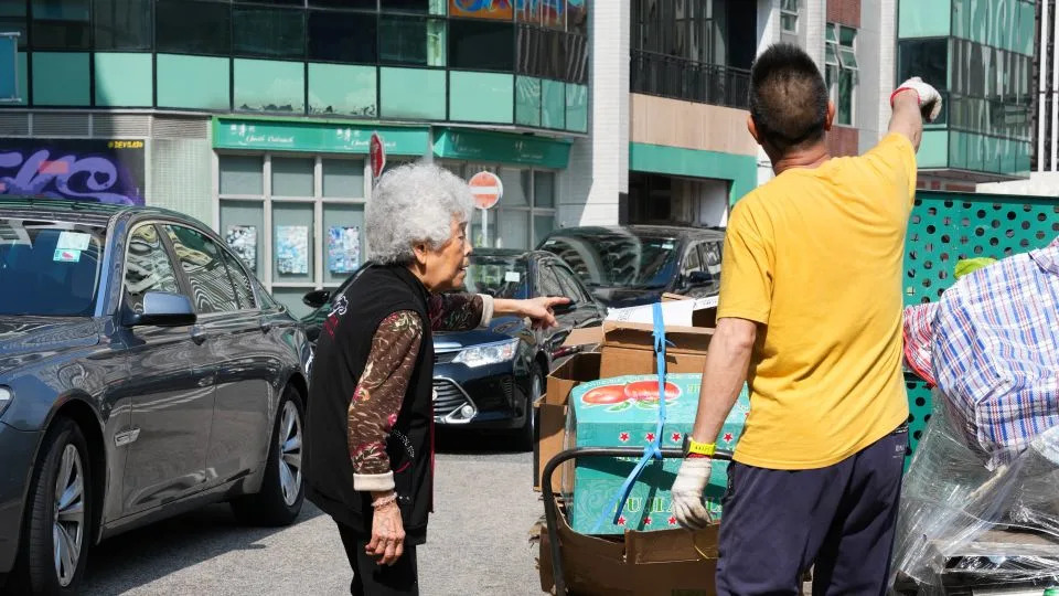 In Hong Kong’s Shadows: How ‘Cardboard Grannies’ Scavenge to Survive