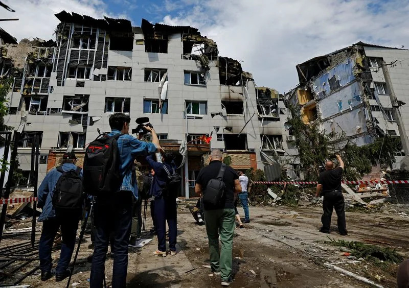 Forenzičari pretražuju razrušeni studentski dom u Starobiljsku nakon napada; Ruske vlasti tvrde 21 poginulih