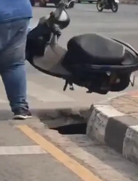 Lažan viralni video: skuter 'prepolovio' se na zelenom svetlu — video je AI-generisan