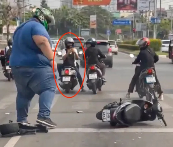 Lažan viralni video: skuter 'prepolovio' se na zelenom svetlu — video je AI-generisan