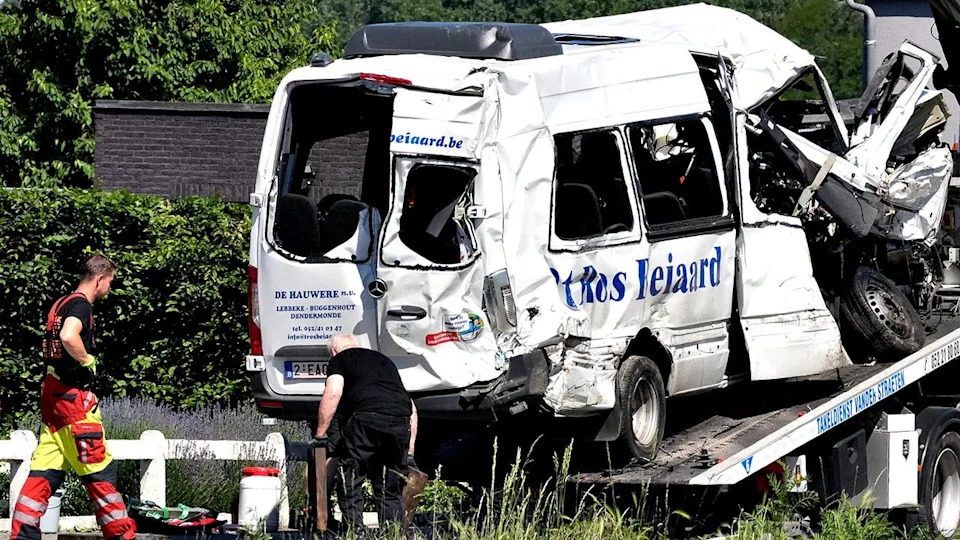 Stravičan sudar kod Buggenhouta: Voz udario u minibus sa decom — 4 poginula, 5 teško povređeno