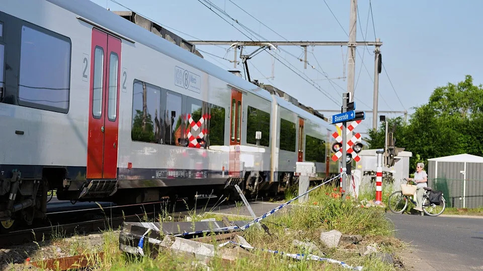 Stravičan sudar kod Buggenhouta: Voz udario u minibus sa decom — 4 poginula, 5 teško povređeno