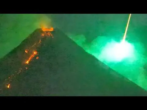 Zelena vatrena kugla „upala“ u snimak erupcije: meteor prostrujao iznad vulkana Mayon