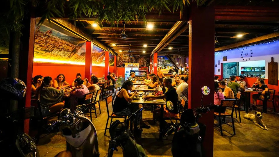 Šest stranih turista preminulo u Vang Viengu (Laos) — sumnja na masovno trovanje metanolom
