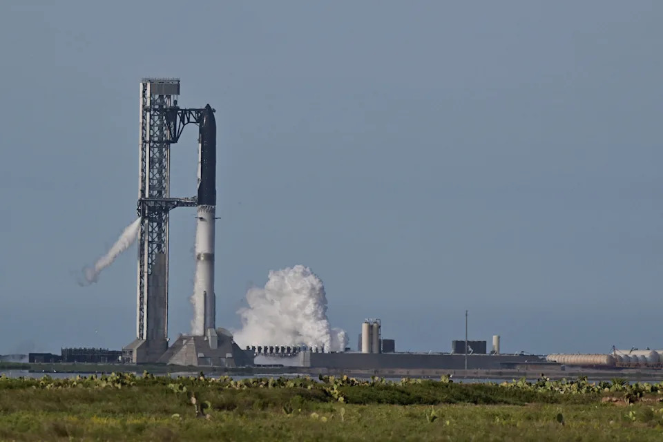 SpaceX Planira Dvogodišnju Misiju Oko Marsa — Kripto-Milijarder Chun Wang Predvodi Posadu
