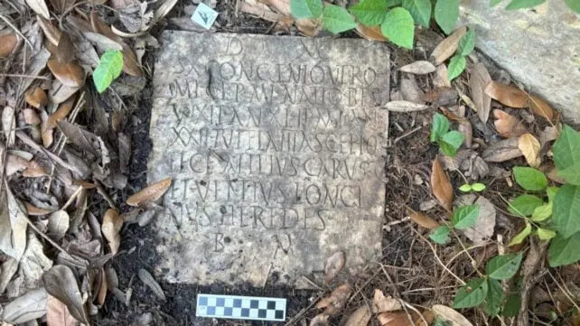 Rimski epitaf pronađen u dvorištu New Orleansa: mermerna ploča stara ~2.000 godina vraća se u Italiju