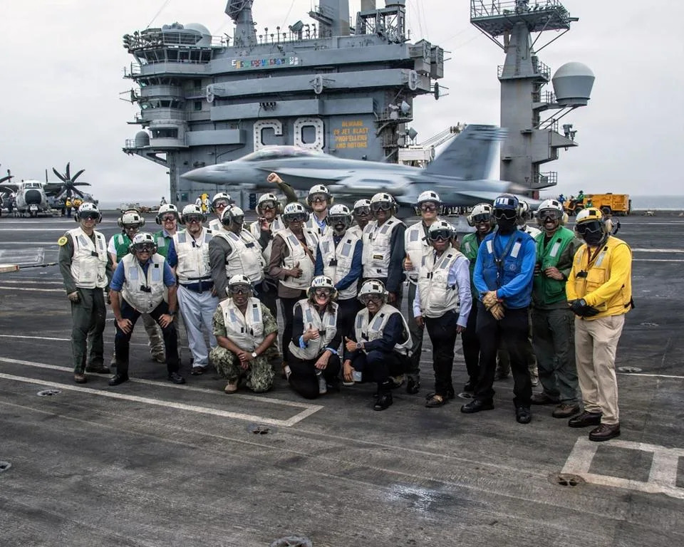 USS Nimitz (CVN-68) Dolazi u Kingston — Najstariji Aktivni Nosač Aviona SAD Na Poslednjem Inostranom Pristaništu