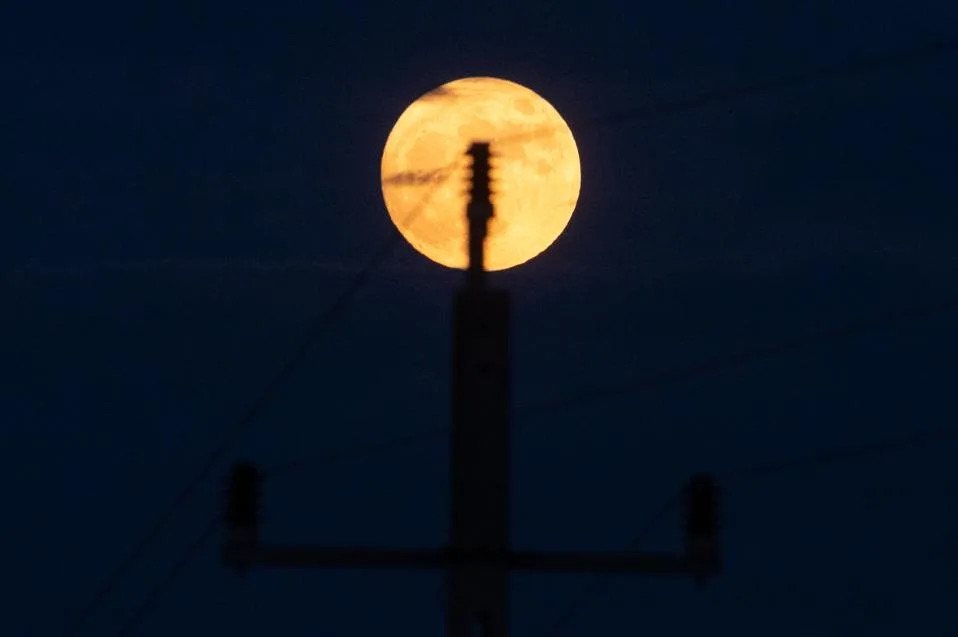 Plavi mesec obasjao nebo 30. maja 2026. — spektakularne fotografije i objašnjenje pojave