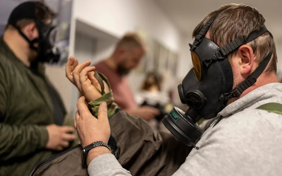 Zašto Britanija Zaostaje za Evropom u Pripremi Civila za Rat