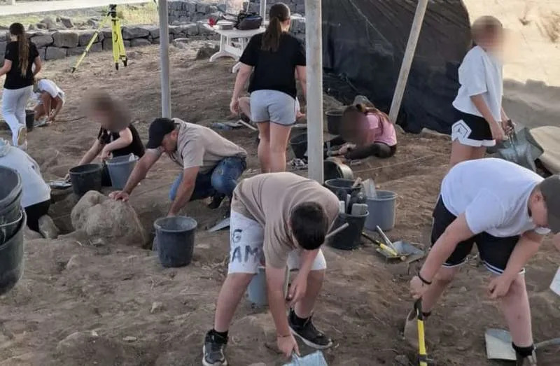 Dvanaestogodišnjak Otkrio 1.500 Godina Star Duboko Plavi Dragulj u Korazimu
