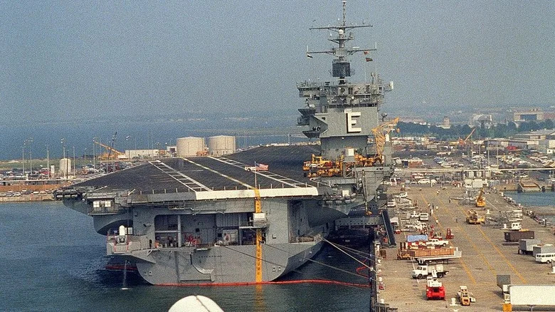 Zašto nuklearni američki nosači aviona ne mogu postati muzeji — radioaktivnost, demontaža i skupi problemi