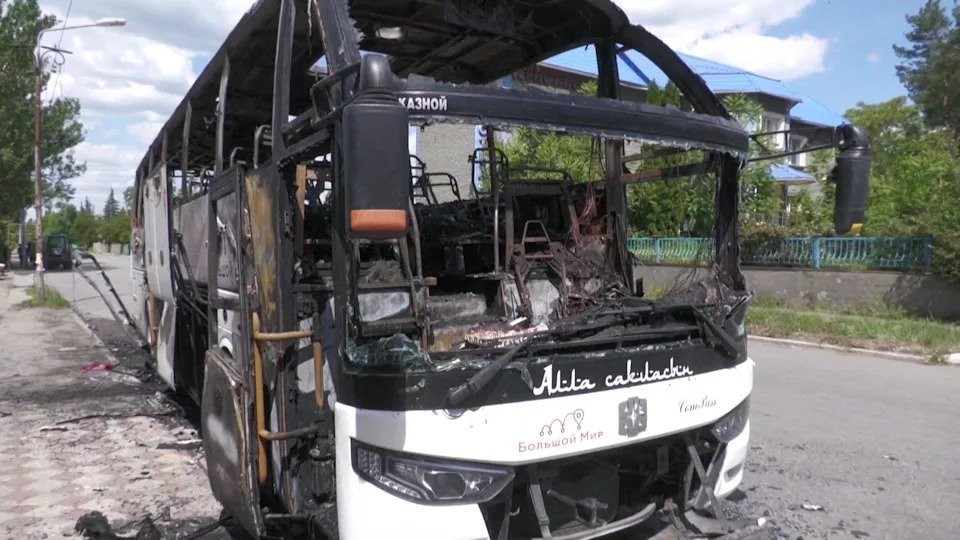 Sedam poginulih i 11 povređenih nakon što je dron pogodio autobus u Donjecku; crni dim nad Sankt Peterburgom