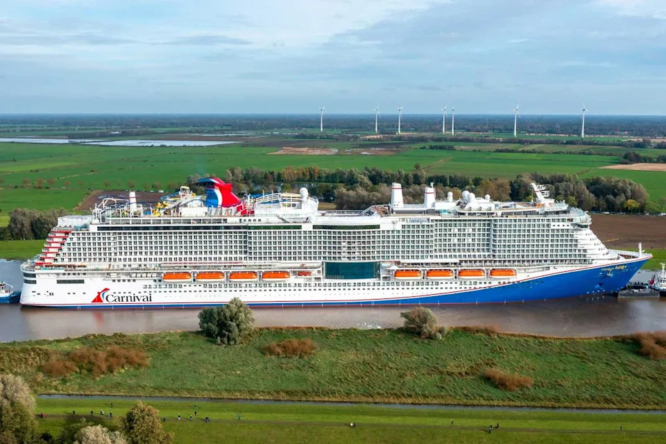 Hero Aboard Carnival Jubilee Dives Into Sea to Save Elderly Passenger in Costa Maya