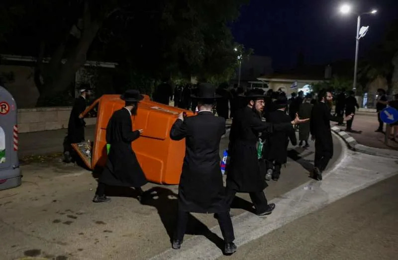 Secular Bystander Injured as Haredi Protests Erupt Outside Jerusalem Police Station