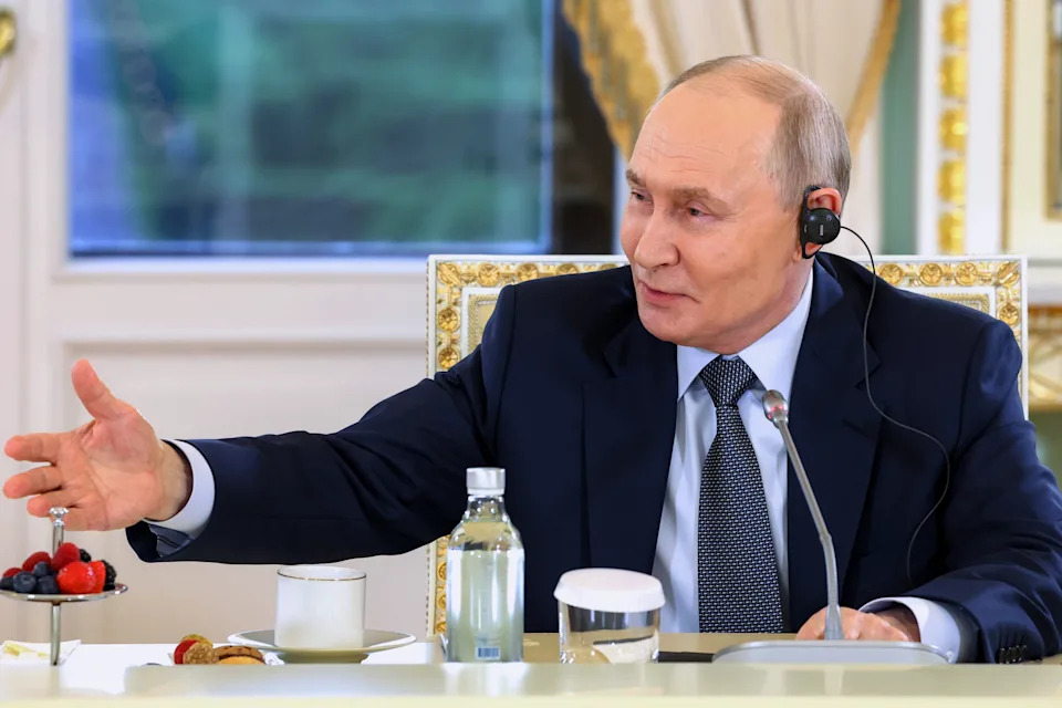 Ukrajina Ponovo Gađa Sankt Peterburg: Stotine Dronova, Putin Odbio Zelenskog