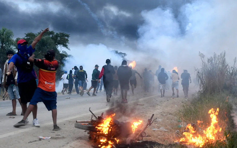 Riot Police Break Up Roadblocks as Bolivia Protests Over President Paz Intensify