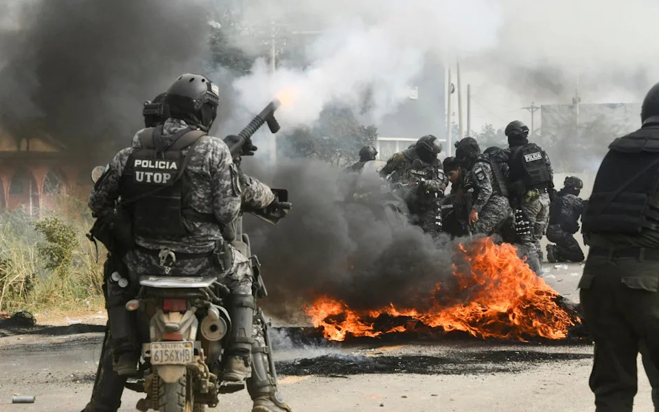 Riot Police Break Up Roadblocks as Bolivia Protests Over President Paz Intensify