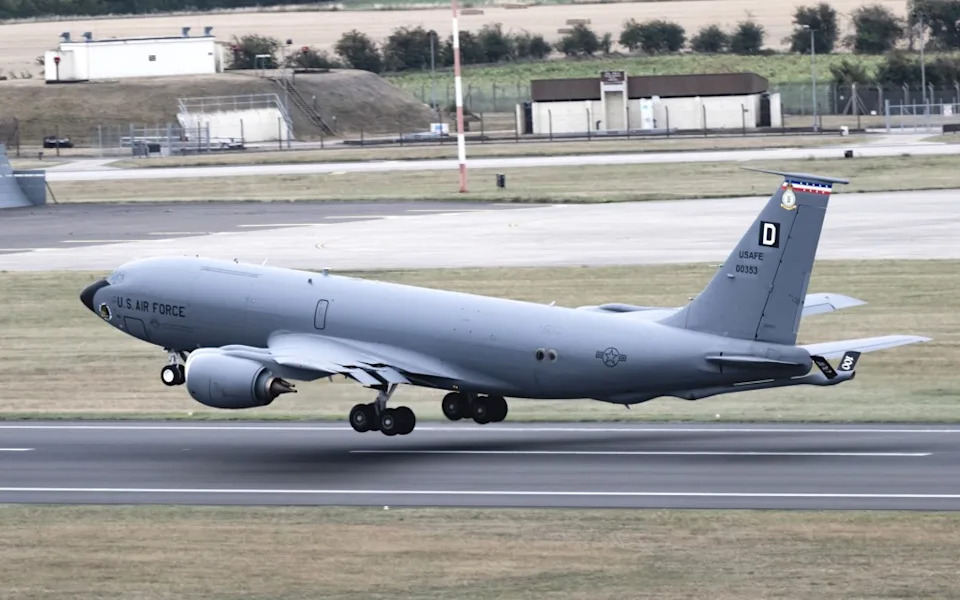 KC-135 Sa Novom SATCOM Antenom Uočen Na RAF Mildenhall — Signal Modernizacije Tankerske Flote