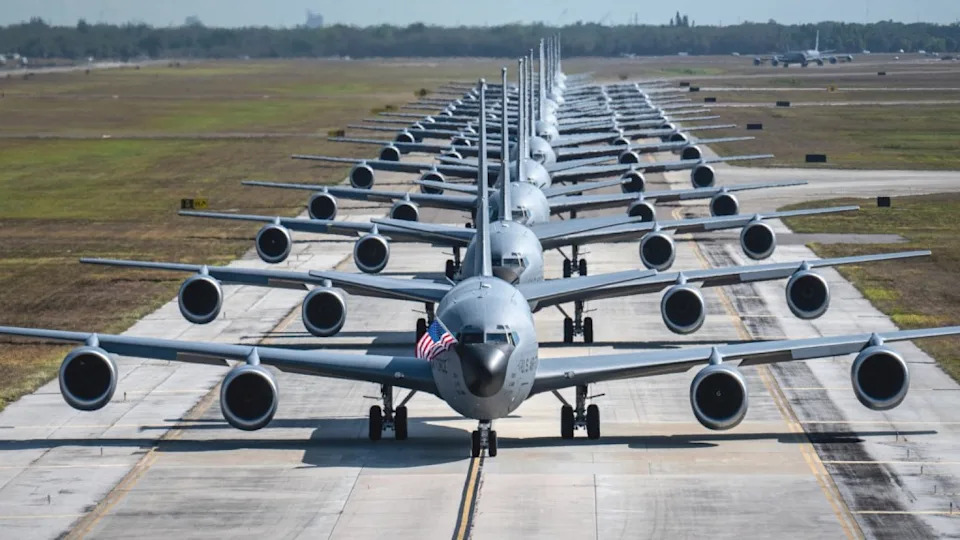 KC-135 Sa Novom SATCOM Antenom Uočen Na RAF Mildenhall — Signal Modernizacije Tankerske Flote