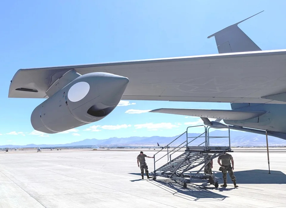KC-135 Sa Novom SATCOM Antenom Uočen Na RAF Mildenhall — Signal Modernizacije Tankerske Flote