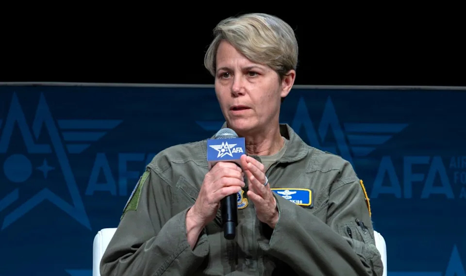 KC-135 Sa Novom SATCOM Antenom Uočen Na RAF Mildenhall — Signal Modernizacije Tankerske Flote