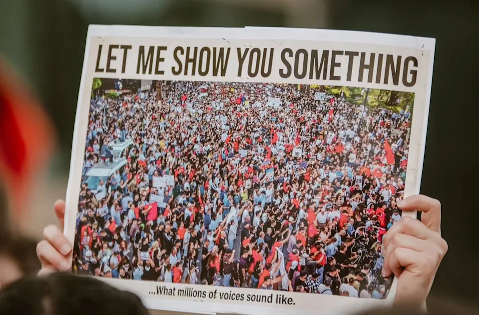 „Flamingo revolucija“: Albanski dizajneri i građani u borbi protiv luksuznog projekta na Sazanu