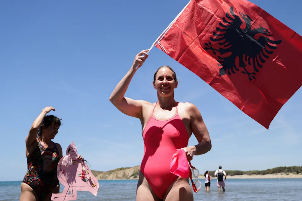 „Flamingo revolucija“: Albanski dizajneri i građani u borbi protiv luksuznog projekta na Sazanu