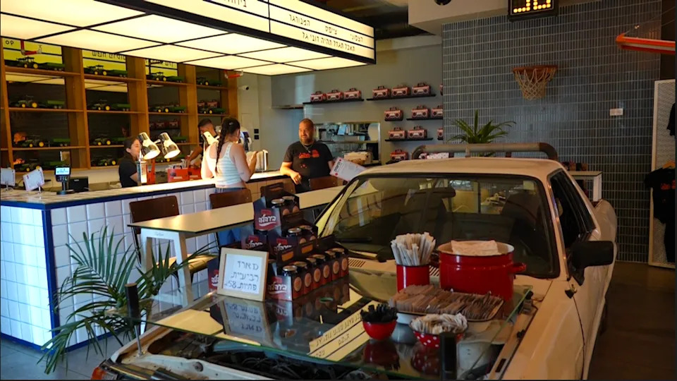 „Ostaćemo ovde“: Izraelski ugostitelj otvara burger-bar pored granice uprkos bombama