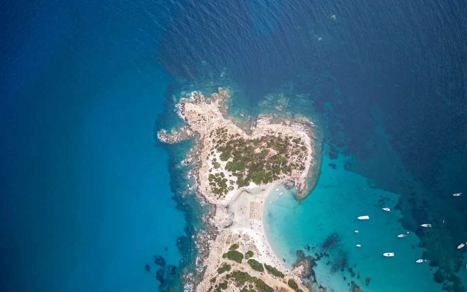 Villasimius Zabranuje Suncobrane Na Punta Molentis — Ulaz 10 € I Oštre Reakcije