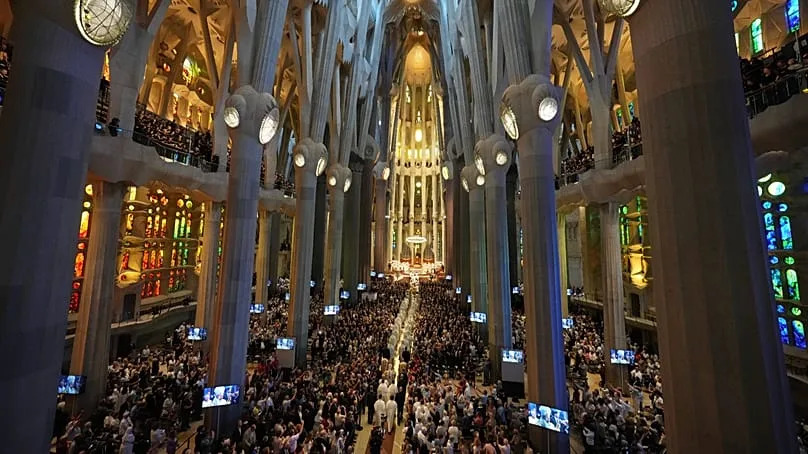 Sagrada Família Otvorila Najviši Toranj — 120.000 Ljudi Na Svečanosti U Barseloni