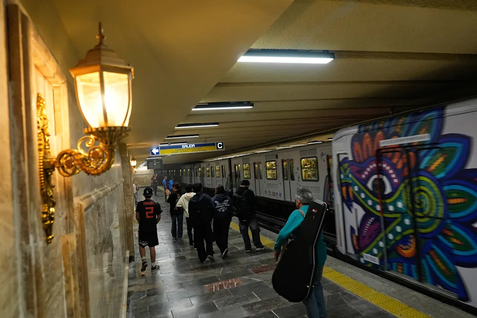 Luster U Metro Stanici Hidalgo Postao Viral: Memovi I Kritike Pred Mundijal
