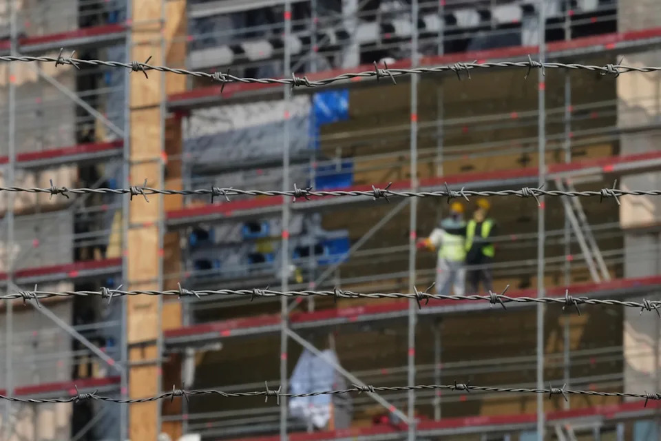Strani Radnici Kažu: Za Gradnju Konzulata SAD u Milanu Plaćeni Manje Od 2$ Po Satu — Istraga Protiv Caddell Construction
