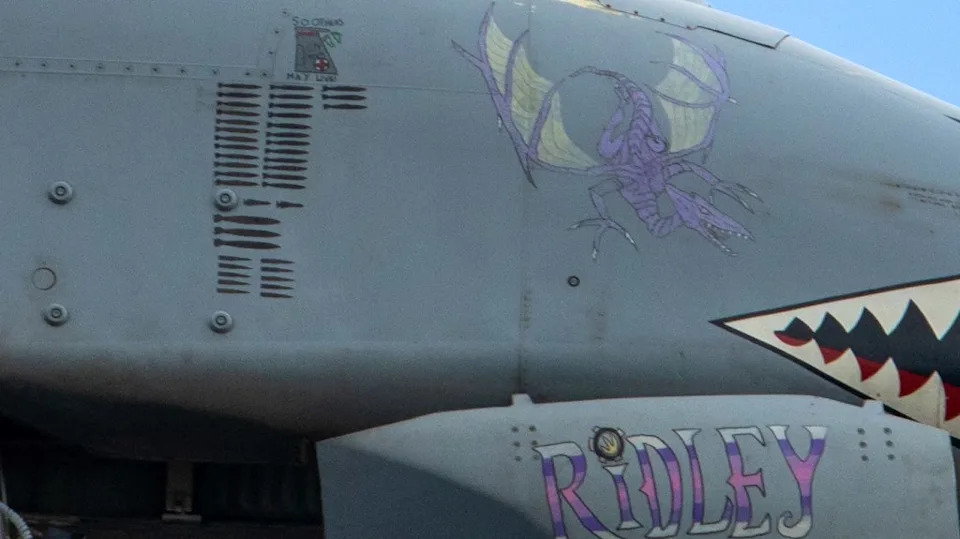 11 A-10 Warthog Sletelo Na RAF Lakenheath Sa Nose Artom I Oznakama Misija Iz Operacije „Epic Fury”
