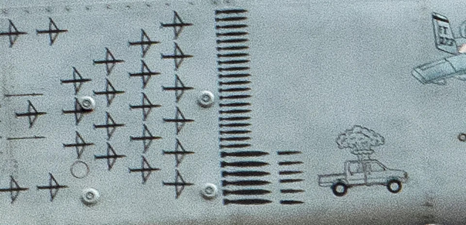 11 A-10 Warthog Sletelo Na RAF Lakenheath Sa Nose Artom I Oznakama Misija Iz Operacije „Epic Fury”
