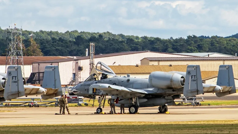 11 A-10 Warthog Sletelo Na RAF Lakenheath Sa Nose Artom I Oznakama Misija Iz Operacije „Epic Fury”